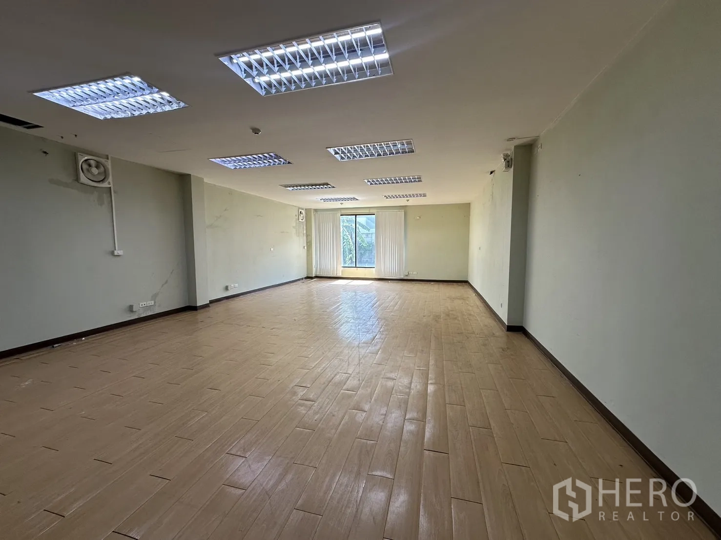 带办公室的家 出租在Prawet, Bangkok - 大型空置办公室，天花板日光灯与尽端窗户。