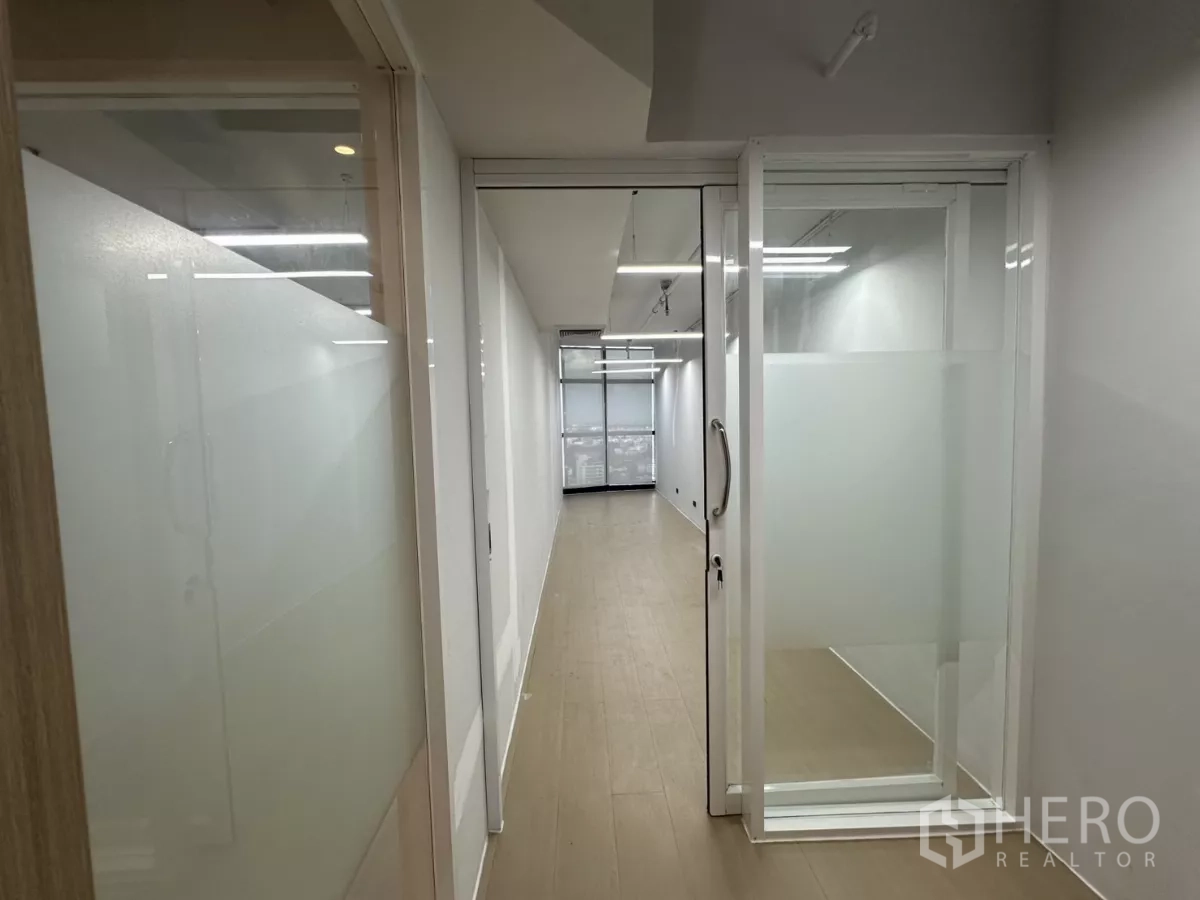 办公空间 出租在Watthana, Bangkok - 狭长玻璃走道，推拉门与磨砂板。