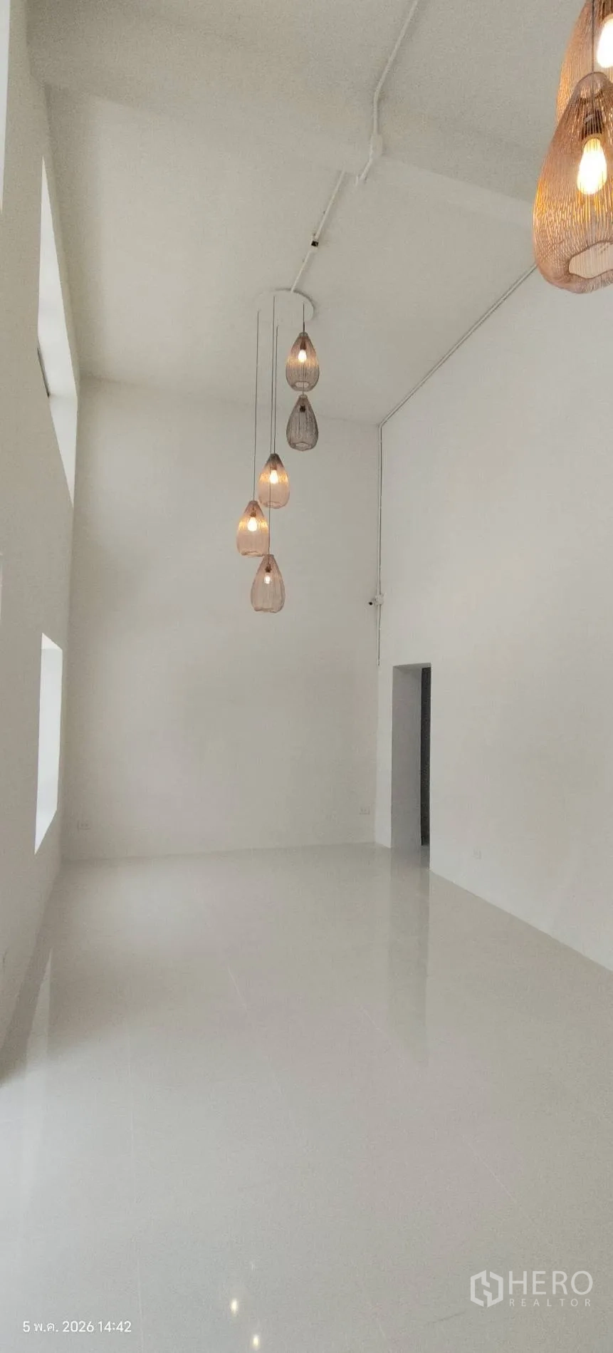 店屋 for rent in Watthana, Bangkok - 双层挑高展示厅，白墙与吊灯