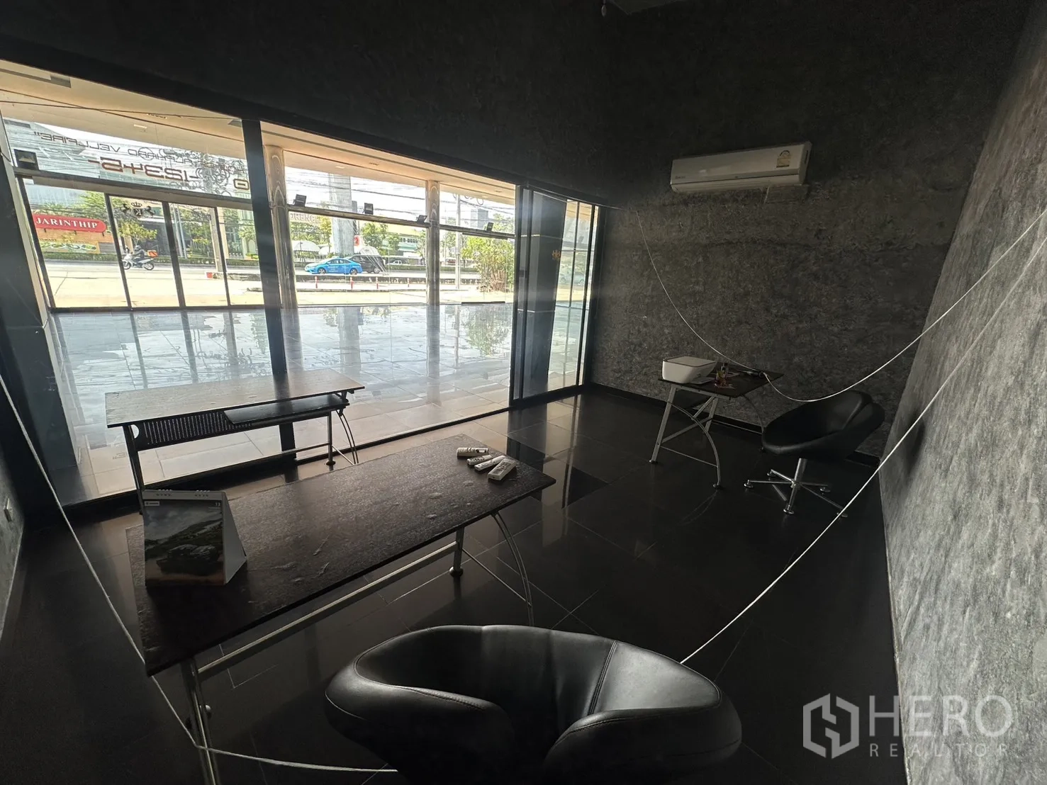 Showroom for rent in Suan Luang, Bangkok - Corner office with panoramic glass looking onto the forecourt and street.