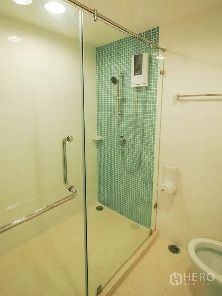 Condominium for rent in Khlong San, Bangkok - Glass shower cubicle with mosaic feature wall and handheld shower set.