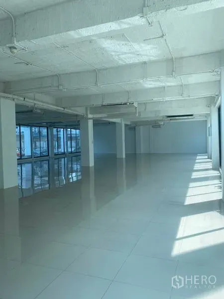 办公空间 出租在Khlong Toei, Bangkok - 开放办公区，成排窗户引入阳光，外露管线天花与亮面地面。