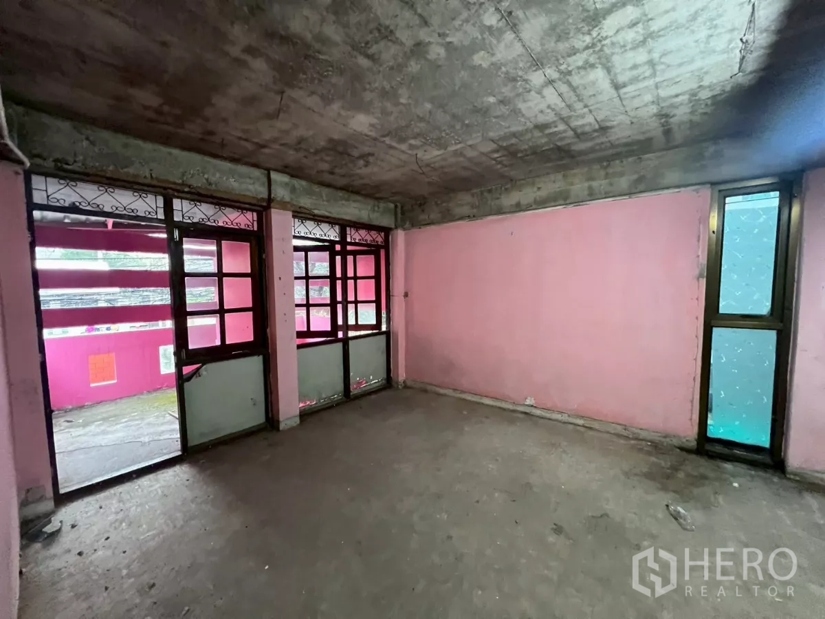 อาคารพาณิชย์ ให้เช่าในWatthana, Bangkok - ห้องสีชมพูขนาดใหญ่ มีชุดประตูหน้าต่างสามบานและหน้าต่างฝ้าด้านข้าง
