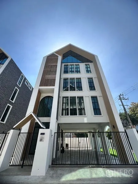 带办公室的家 出租在Bang Kapi, Bangkok - 当代尖顶住宅办公楼，通高窗与安全前院大门。