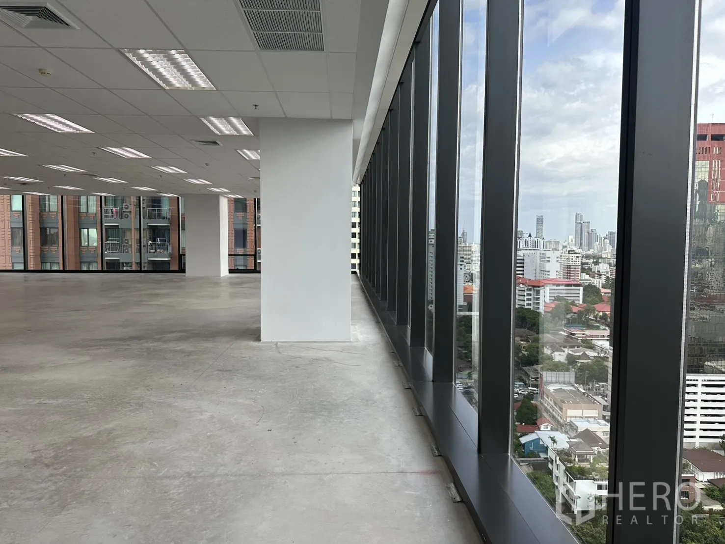 ออฟฟิศ for rent in Ratchathewi, Bangkok - มุมมองระยะใกล้ที่ผนังกระจกด้านนอก มองเห็นทิวทัศน์เมืองตามแนวโถง