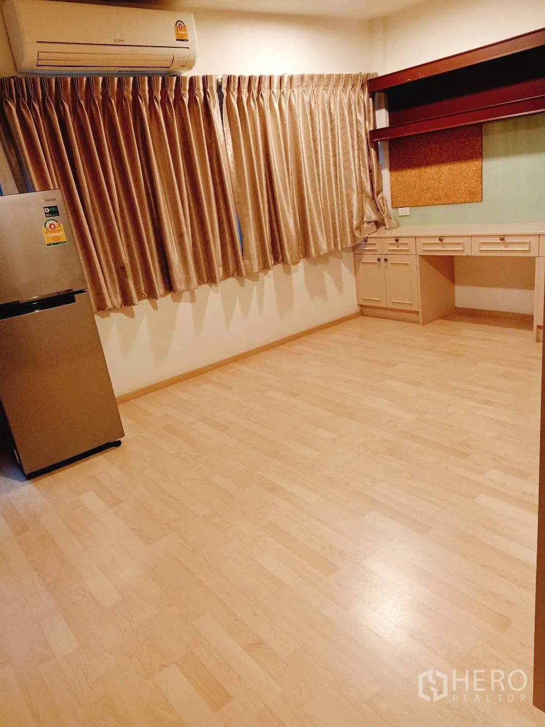 Townhouse for rent in Suan Luang, Bangkok - Spacious bedroom or study with wood floors, built-in desk, shelving and full-length curtains