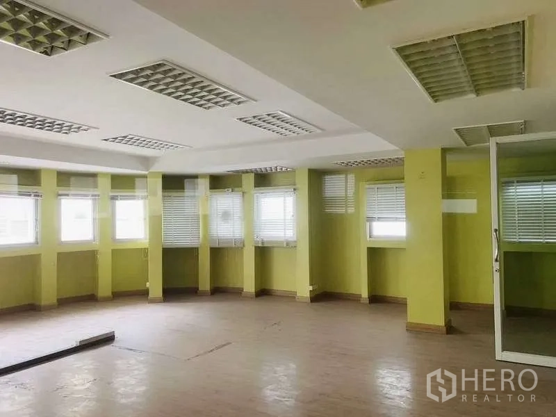 带办公室的家 出售在Huai Khwang, Bangkok - 转角办公室，多扇窗户与网格灯，采光充足