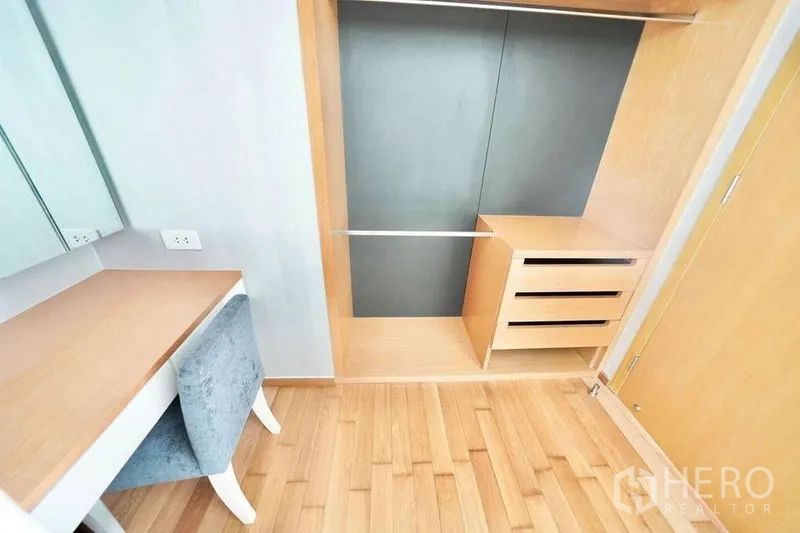 Condominium for rent or sale in Watthana, Bangkok - Built-in walk-in wardrobe with drawers and a dressing table in a 1-bedroom condo.