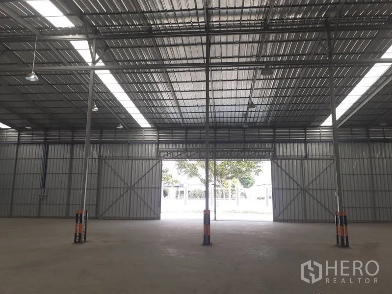 货栈 出租在Nong Chok, Bangkok - 面向车道的大型双滑门，方便卡车进出