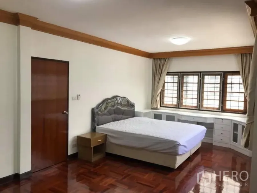 独立式住宅 出租在Khlong Toei, Bangkok - 主卧配床，转角窗与内置柜体