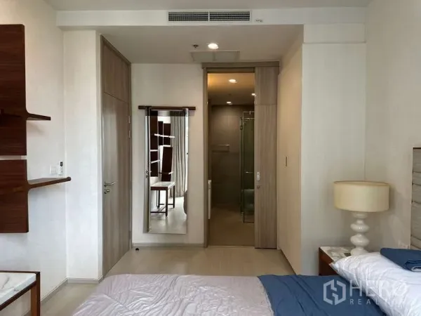 公寓 出租或出售 - 卧室望向套内浴室，墙面镜子与内置收纳。