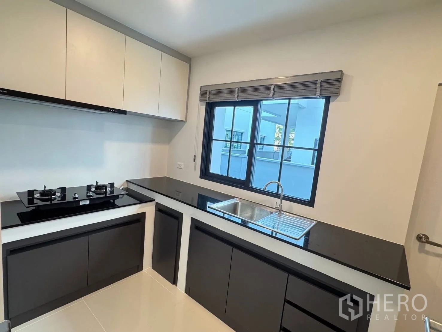 บ้าน for rent in Bang Phli, Samut Prakan - ครัวบิลท์อินท็อปหินสีดำ เตาแก๊ส และซิงก์ใต้หน้าต่าง
