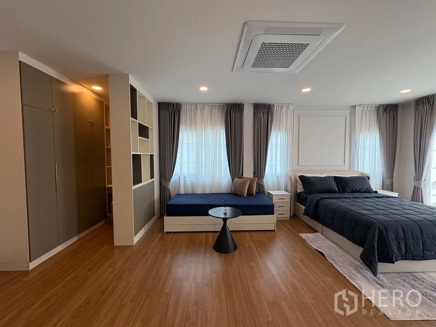 บ้าน for rent in Bang Phli, Samut Prakan - ห้องนอนมาสเตอร์กว้าง เตียงคิงเดย์เบด ตู้เสื้อผ้าตลอดผนัง และหน้าต่างรอบด้าน.