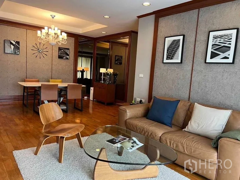 公寓 出租或出售在Watthana, Bangkok - 开放式客餐厅，水晶吊灯、墙面装饰与木地板