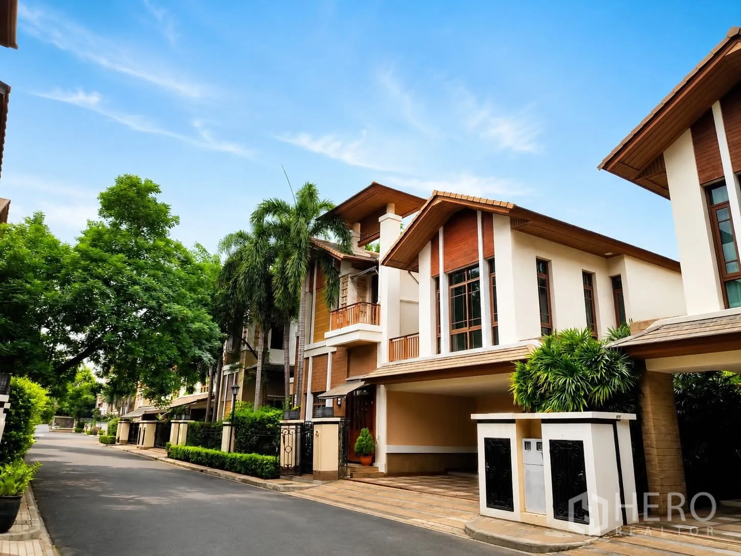 独栋房屋 for rent in Watthana, Bangkok - 街景展示现代独栋住宅与有顶车位。