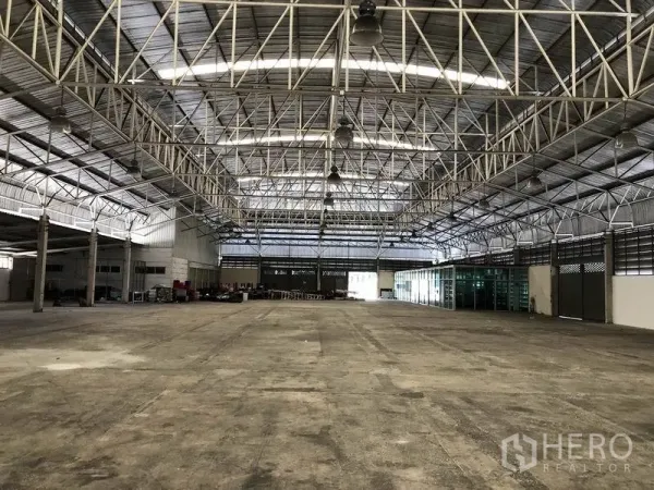 Warehouse for rent in Bang Sue, Bangkok - Spacious Bang Sue warehouse interior with high steel-truss roof, bright skylights and polished concrete floor.