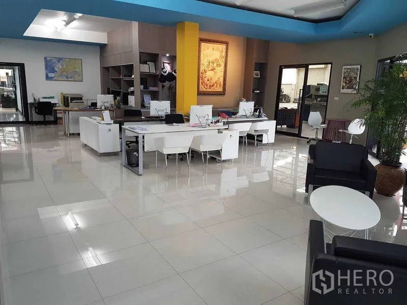 โรงงาน ขายในSaphan Sung, Bangkok - ออฟฟิศพื้นที่กว้าง โต๊ะทำงานรวม มุมนั่งพัก และพื้นสว่าง