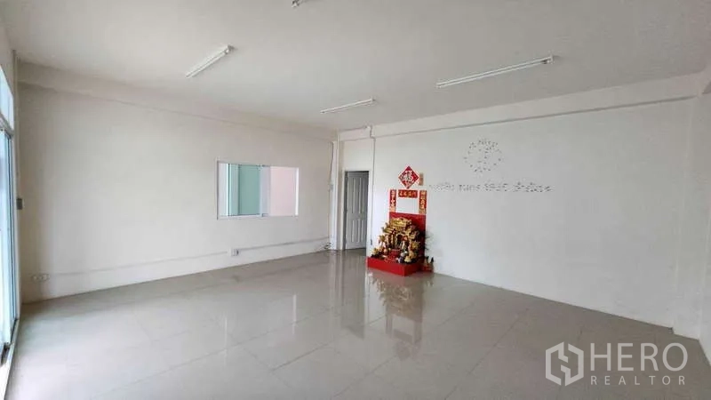โรงงาน ให้เช่าในSamut Sakhon - ออฟฟิศชั้นล่างกว้าง ปูกระเบื้องเงา รับแสงธรรมชาติ
