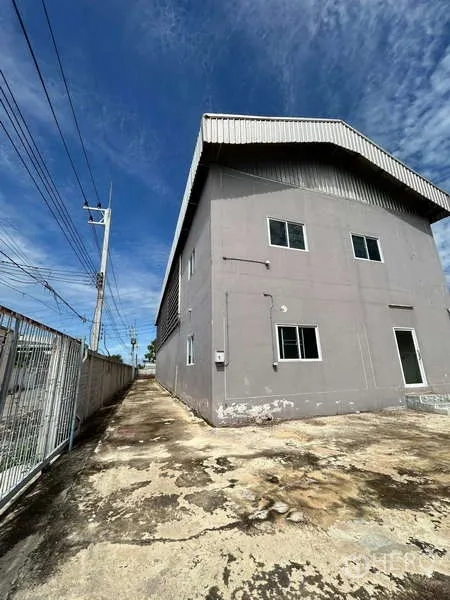 货栈 出售在Lat Lum Kaeo, Pathum Thani - 两层办公室与仓库侧立面，设窗户与宽阔车道。