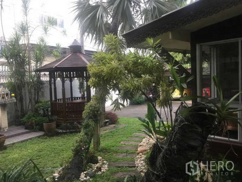 联排别墅 出租在Khlong Toei, Bangkok - 热带花园，木质凉亭、踏石小径与植栽