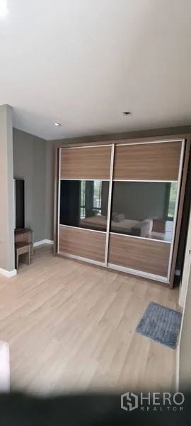 Detached House for rent in Lat Krabang, Bangkok - Built-in sliding door wardrobe and vanity in an upstairs bedroom