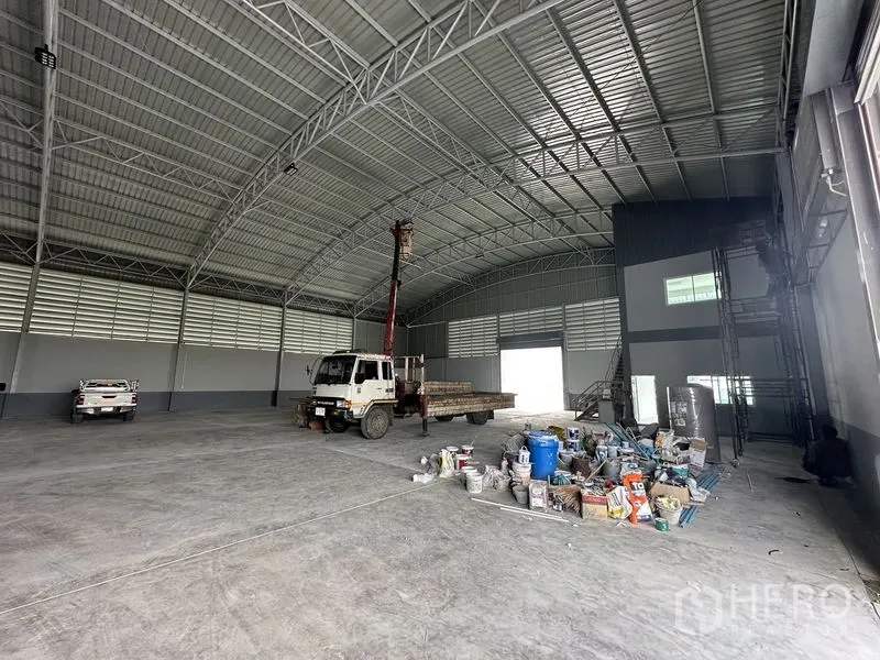 โรงงาน ให้เช่าในPathum Thani - ฮอลล์อุตสาหกรรมพร้อมอุปกรณ์และวัสดุใกล้ส่วนสำนักงานยกระดับและประตูม้วน
