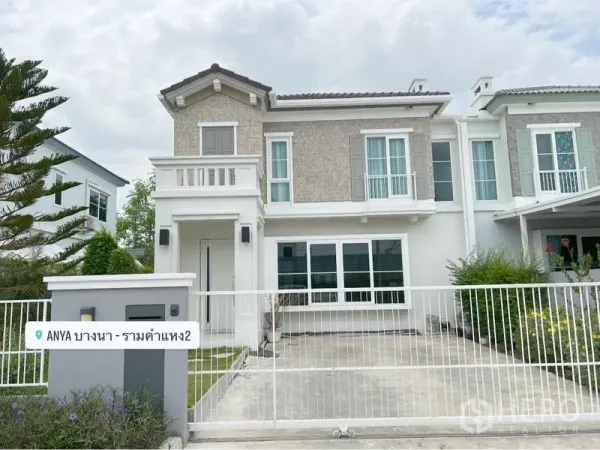 บ้าน ให้เช่าหรือขายในPrawet, Bangkok - ด้านหน้าบ้านเห็นทางเข้ารถ รั้วบ้าน และพุ่มไม้จัดสวน.