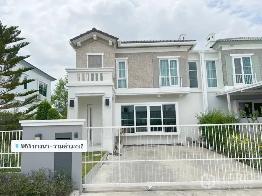 บ้าน ให้เช่าหรือขายในPrawet, Bangkok - ด้านหน้าบ้านเห็นทางเข้ารถ รั้วบ้าน และพุ่มไม้จัดสวน.