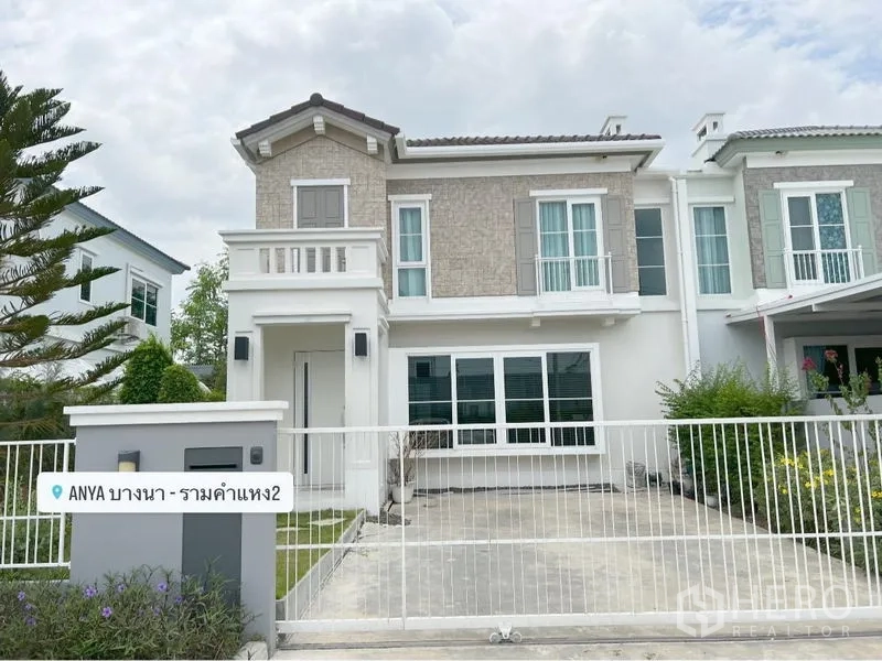บ้าน ให้เช่าหรือขายในPrawet, Bangkok - ด้านหน้าบ้านเห็นทางเข้ารถ รั้วบ้าน และพุ่มไม้จัดสวน.
