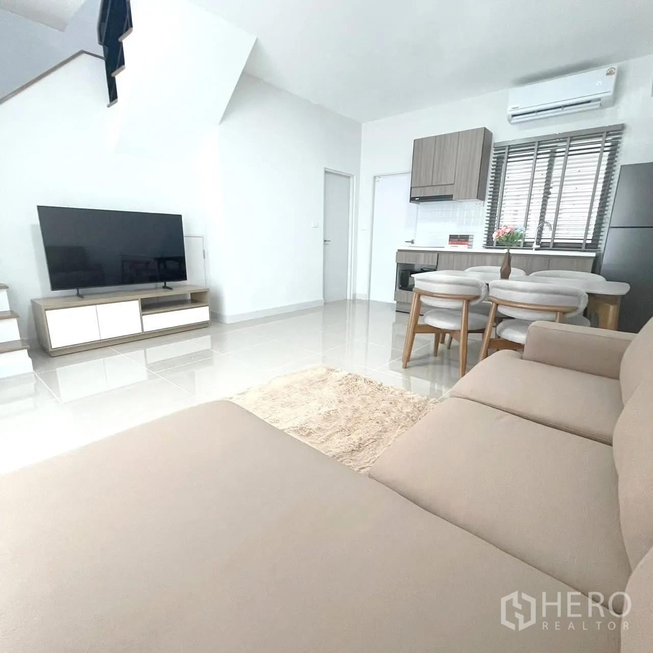 联排别墅 for rent in Bang Phli, Samut Prakan - 开放式客餐厅，可见沙发、电视与后方厨房
