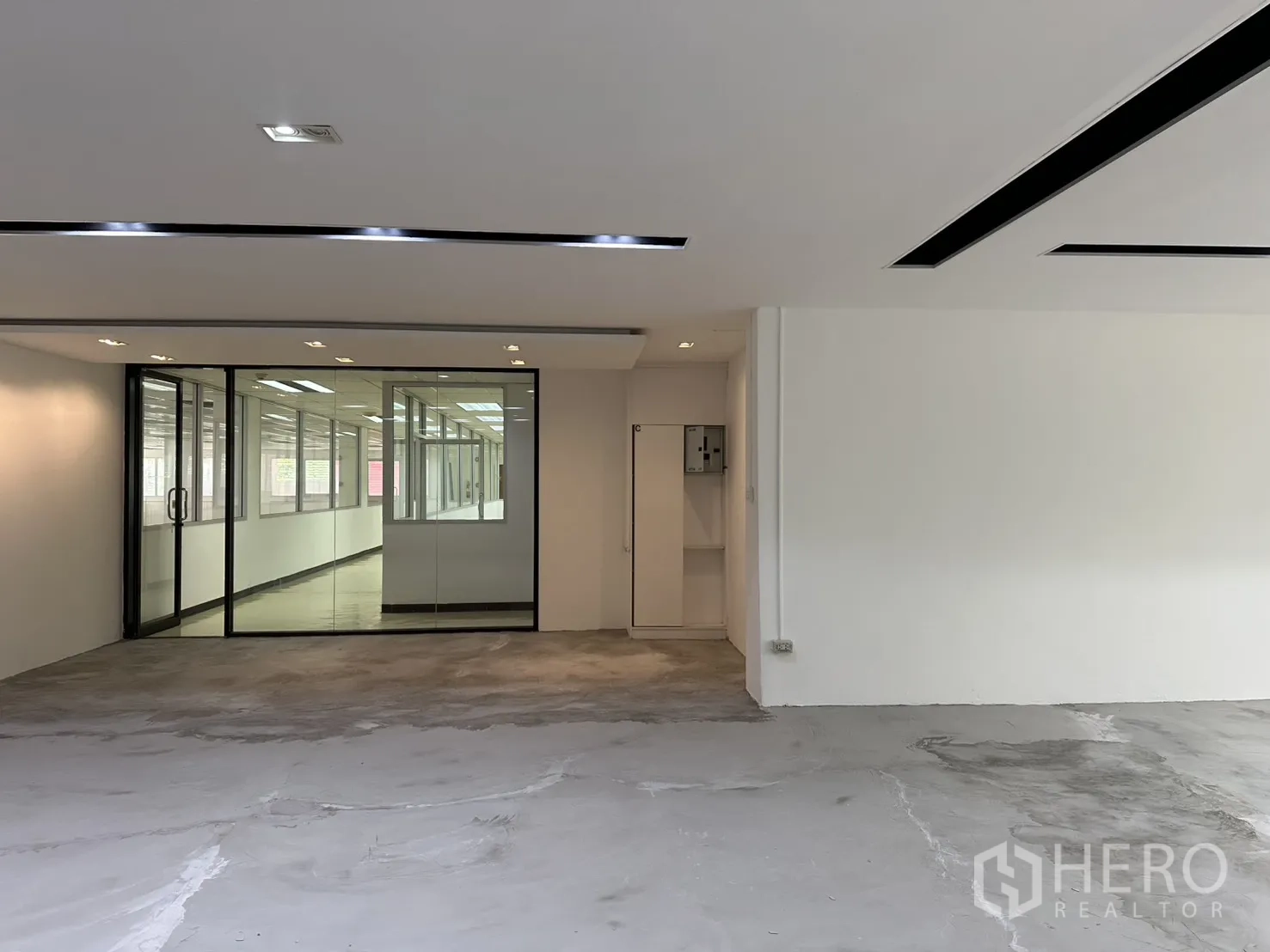办公室 for rent in Pathum Wan, Bangkok - 工作区朝向玻璃隔断与滑动门的走廊。