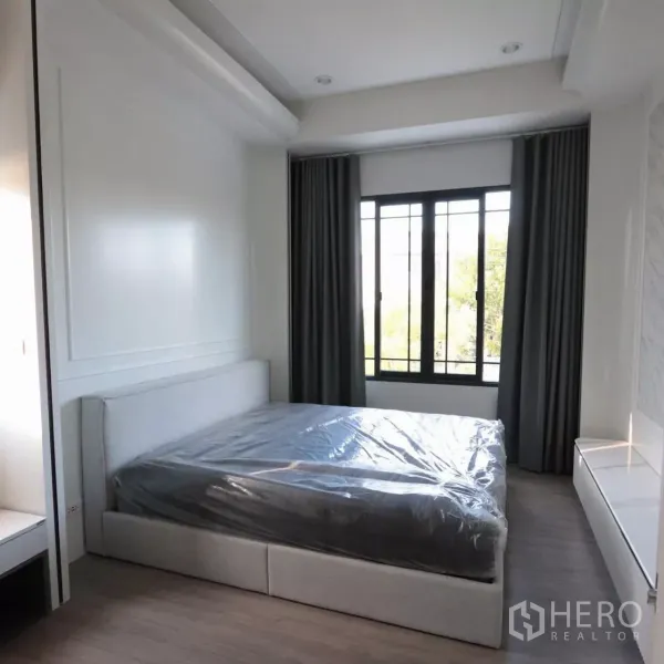 บ้าน ให้เช่าในBang Phli, Samut Prakan - ห้องนอนหลักพร้อมหน้าต่างบานใหญ่ ผ้าม่านทึบ และเตียงบุนวม