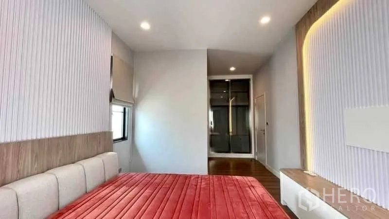 独栋房屋 for rent or sale in Bang Phli, Samut Prakan - 卧室配大床、灯带背景墙与木地板