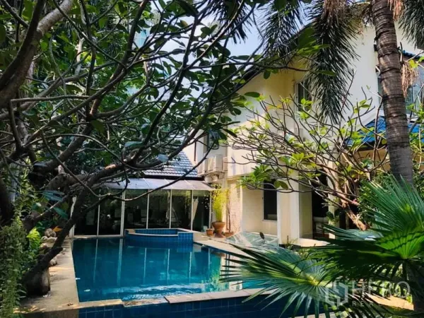 บ้าน ให้เช่าในKhlong Toei, Bangkok - มุมสระว่ายน้ำข้างตัวบ้าน รายล้อมด้วยต้นลีลาวดีและปาล์ม