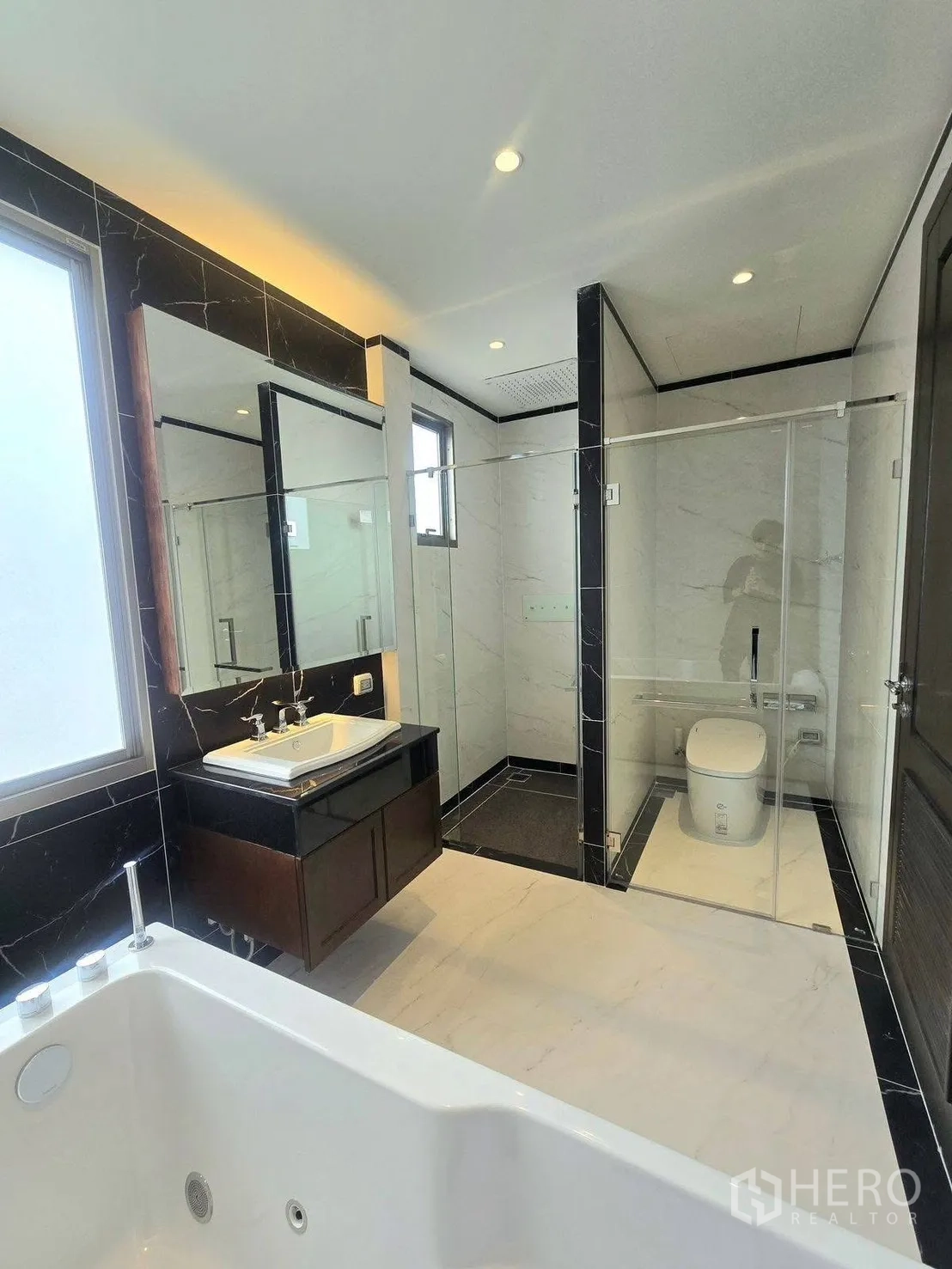 บ้านเดี่ยว for rent or sale in Bang Phli, Samut Prakan - ห้องน้ำโมเดิร์นพร้อมห้องอาบน้ำกระจก โถสุขภัณฑ์แยกส่วน เคาน์เตอร์กว้าง และอ่างอาบน้ำด้านหน้า