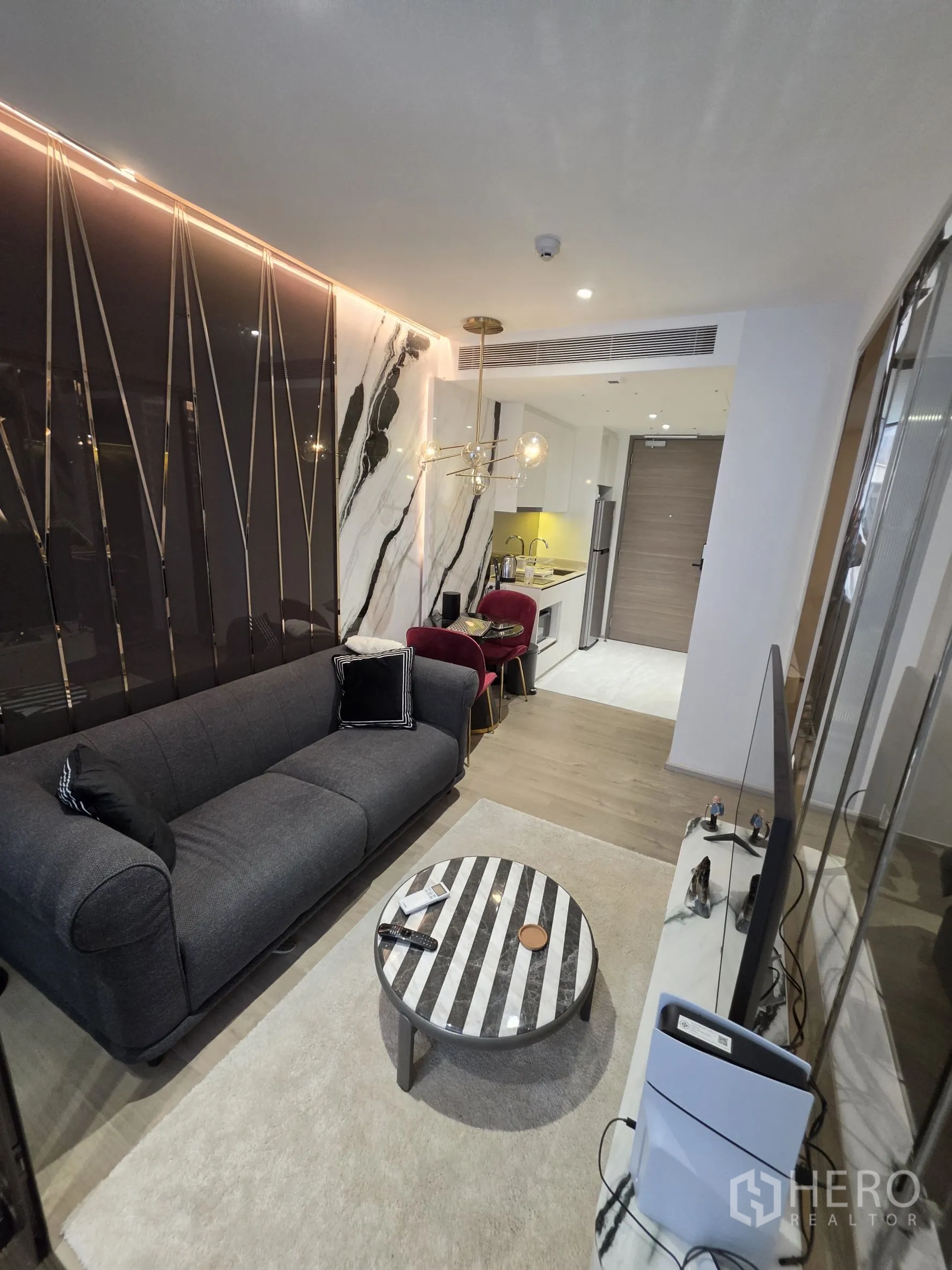 Condominium for rent in Khlong Toei, Bangkok - View from the living room toward the entry door, showing kitchen and dining.