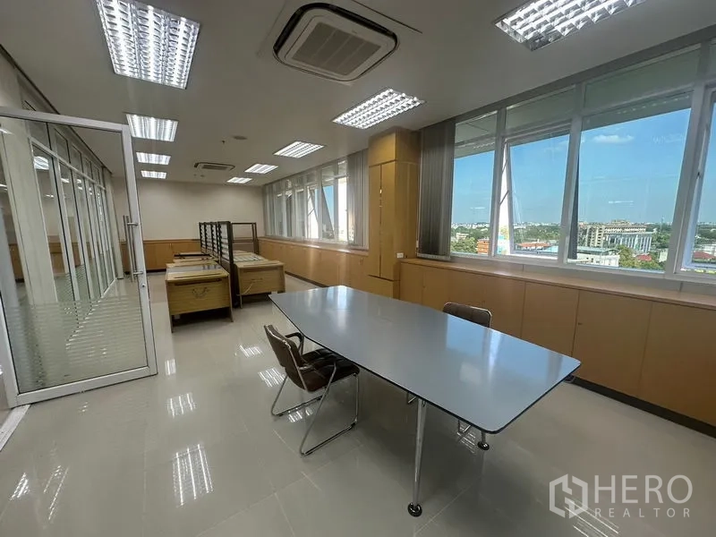 สำนักงาน ให้เช่าในSuan Luang, Bangkok - มุมประชุมสว่างไสว เห็นวิวเมือง โต๊ะสี่เหลี่ยม และแอร์แบบคาสเซ็ตในสำนักงานเขตสวนหลวง
