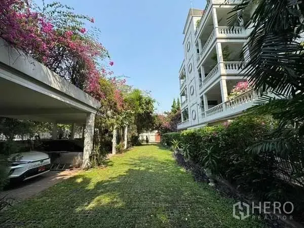 公寓 出租在Yan Nawa, Bangkok - 低层公寓外立面，配景观花园与有顶停车位。