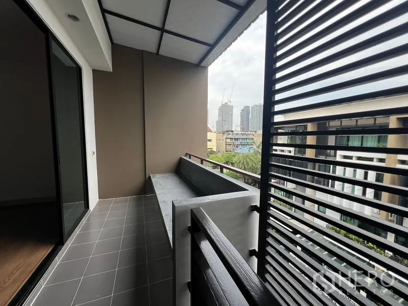 联排别墅 出租或出售在Khlong Toei, Bangkok - 带百叶遮挡的阳台，可眺望素坤逸天际线。