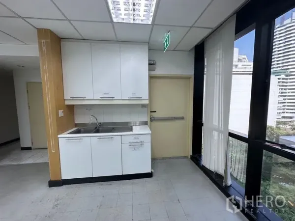 办公空间 出租在Khlong Toei, Bangkok - 办公室内带茶水间，水槽与白色橱柜，临近大窗