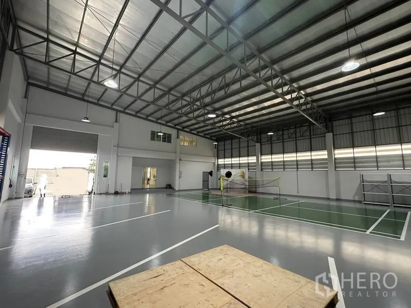 Warehouse for sale in Pathum Thani - Wide warehouse bay with loading roller shutter and open floor space for storage or production.