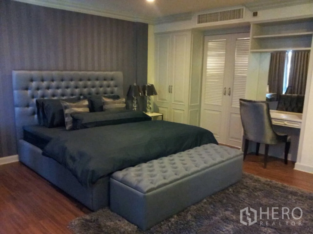 ทาวน์เฮาส์ ให้เช่าในWatthana, Bangkok - ห้องนอนหลักกว้าง เตียงหัวเตียงบุหนังตะปุ๊บ ตู้บิวท์อิน และโต๊ะเครื่องแป้ง