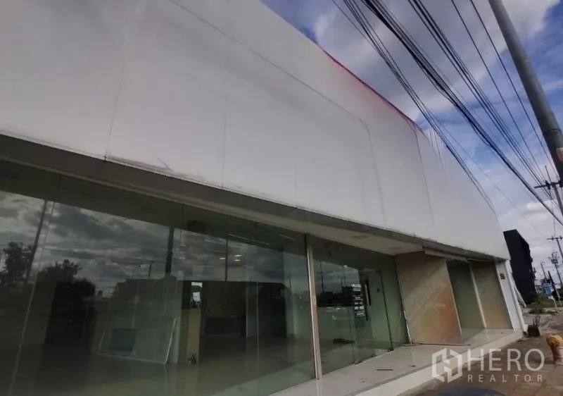 零售空间 出租在Bueng Kum, Bangkok - 沿街长面宽，连续玻璃店面与招牌板