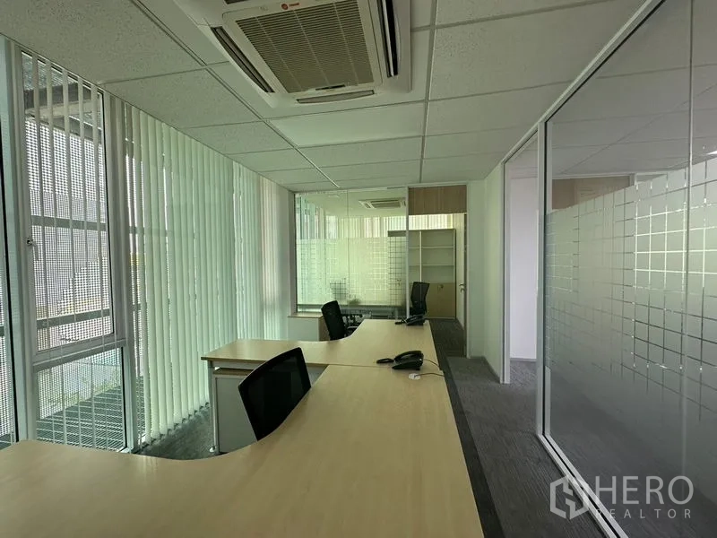 สำนักงาน ให้เช่า - ออฟฟิศมุมพร้อมโต๊ะทรงโค้ง กระจกฟรอสต์ และพื้นพรมไทล์