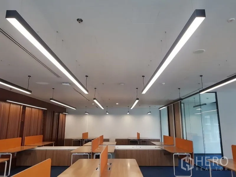 สำนักงาน ให้เช่าในHuai Khwang, Bangkok - ไฟเส้น LED บนฝ้าเพดานเหนือโต๊ะทำงานแบบร่วมงาน แต่งลายไม้และห้องประชุมผนังกระจก