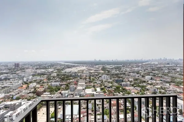 公寓 出租在Phra Khanong, Bangkok - 高楼层阳台俯瞰曼谷天际线与城市快速路全景。