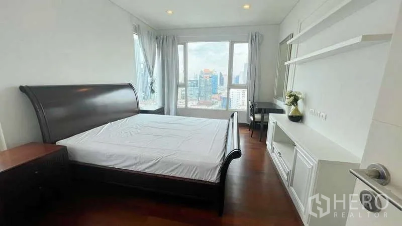 คอนโด ให้เช่าในWatthana, Bangkok - ห้องนอนใหญ่เตียงไม้สีเข้ม หน้าต่างมุมมองเห็นวิวกรุงเทพฯ