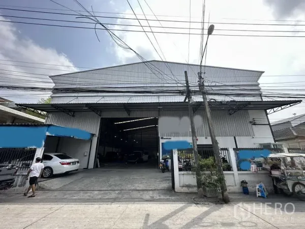 คลังสินค้า ให้เช่าในBang Khen, Bangkok - อาคารโกดังด้านหน้า ผนังเมทัลชีท พร้อมประตูทางเข้ากว้างและลานจอด