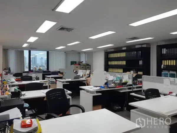 Office Space for sale in Khlong Toei, Bangkok - Open-plan office with workstations, ceiling lights and city-view windows in Ekkamai, Bangkok.