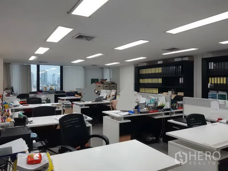Office Space for sale in Khlong Toei, Bangkok - Open-plan office with workstations, ceiling lights and city-view windows in Ekkamai, Bangkok.